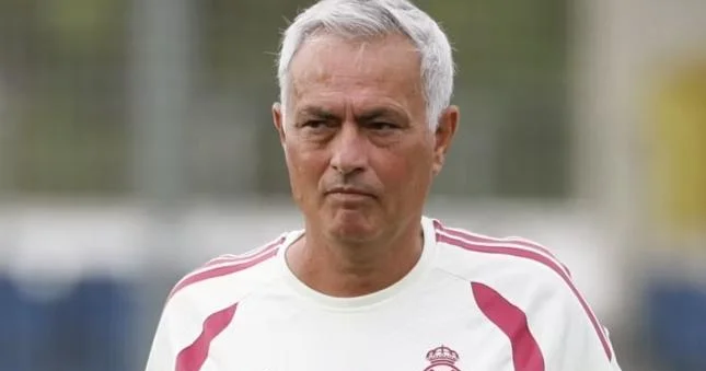 Mourinyo: "Sən ağıllısan, mən isə axmaq deyiləm!"