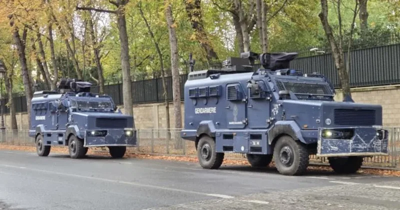 Броневики жандармерии вывели на улицы Парижа