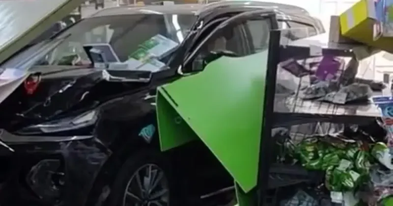 В Казахстане девушка въехала на машине в супермаркет ВИДЕО
