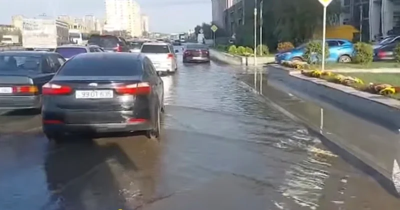 Abşeron Gənclər şəhərciyində yolu su basıb