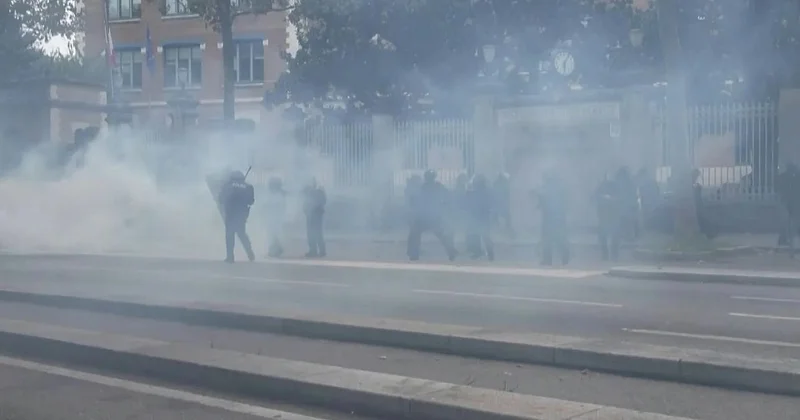 Fransada polis etirazçıları dağıtmaq üçün gözyaşardıcı qazdan istifadə edib VİDEO