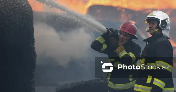 В Сураханинском районе Баку загорелось жилое здание