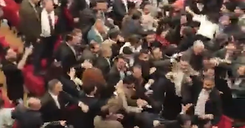 Vəkillərin qurultayı rinqə çevrildi: İstanbulda yumruqlar havada uçuşdu VİDEO