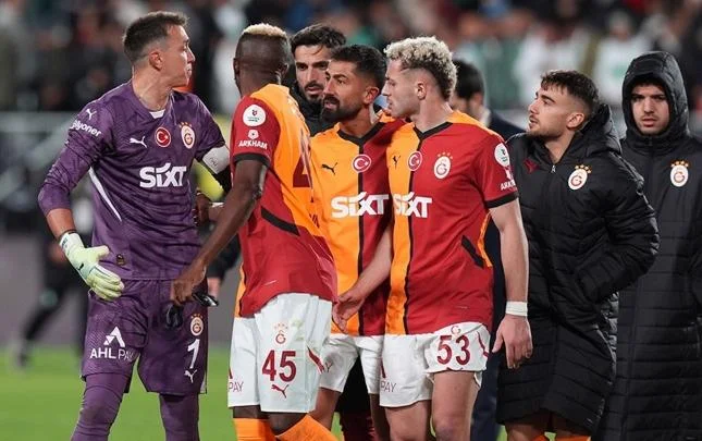 “Qalatasaray”ın futbolçuları arasında gərginlik