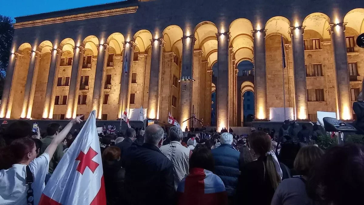 В Грузии ограничили вход в здание парламента перед митингом оппозиции