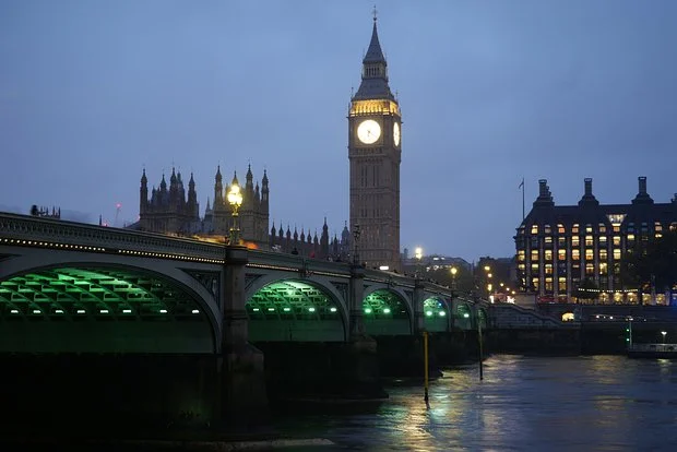 London polisi bunun terror aktı olduğunu istisna etməyib...