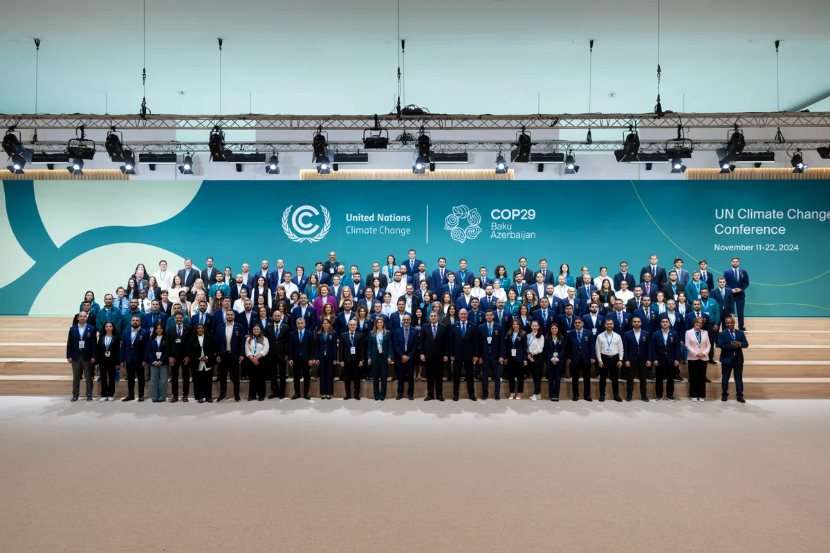 BMTnin Baş katibi COP29un işçi heyəti və könüllülərlə xatirə fotosu çəkdirdi KONKRET