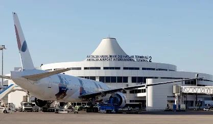 Antalyanın hava limanında Rusiyanın təyyarəsi yandı: 79 sərnişin təxliyə edildi