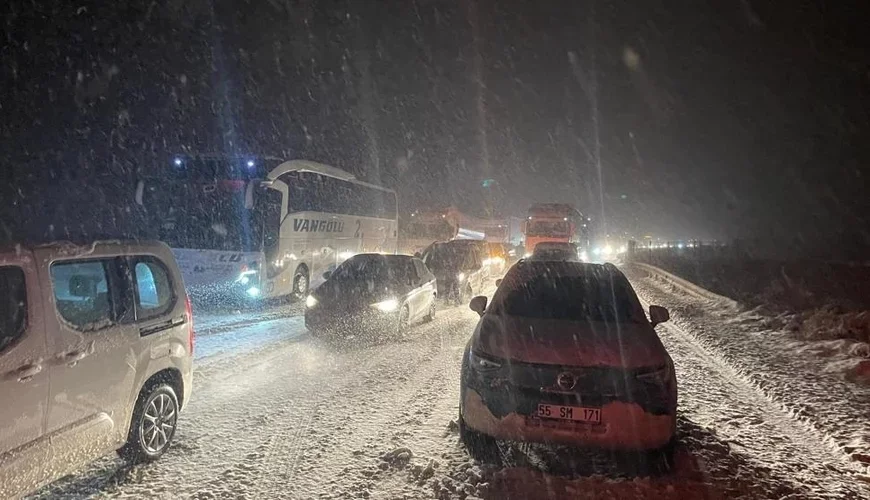 İstanbul və Ankara ağ örpəyə büründüFOTOSESSİYA