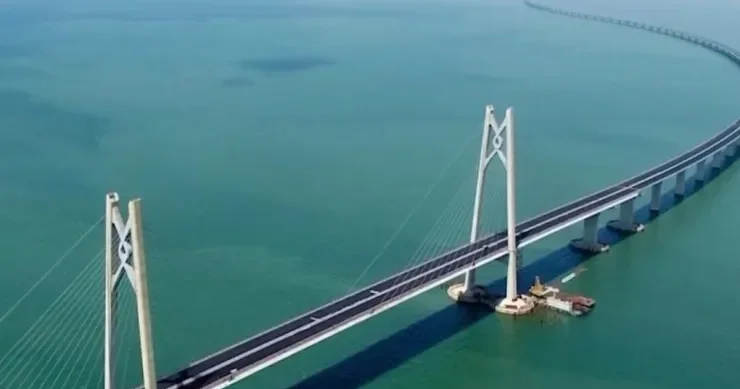 Sükan arxasında iki saat: Dünyanın ən uzun körpüsü haradadır?