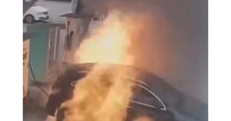 Şarj aparatında olan elektikli avtomobil belə yandı Hadisə anı VİDEO