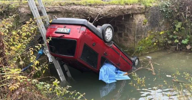 Avtomobil dərəyə aşdı 2 ölü, 1 yaralı