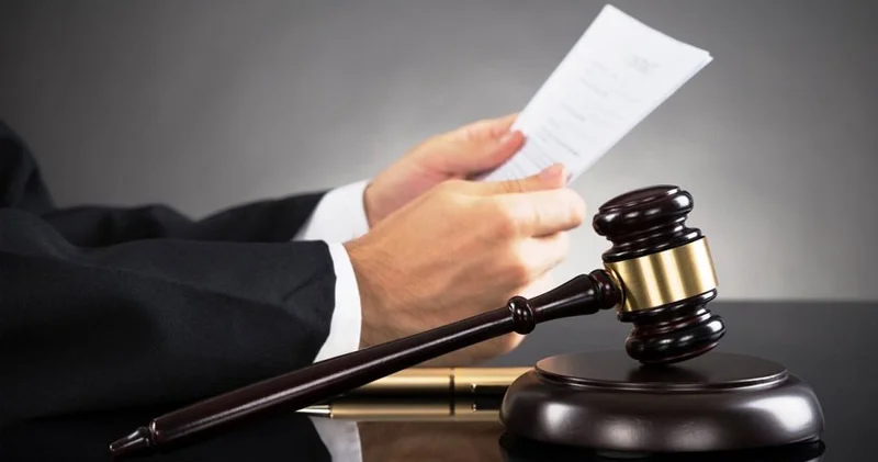 Bakıda məhkəmənin həyətinə butulka atan şəxs saxlanıldı