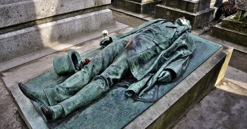 Hamilə buraxan heykəl: Viktor Noir