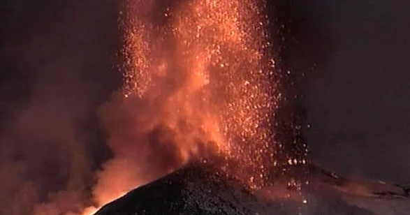 В Эфиопии впервые за 10 тыс. лет извергается вулкан ВИДЕО