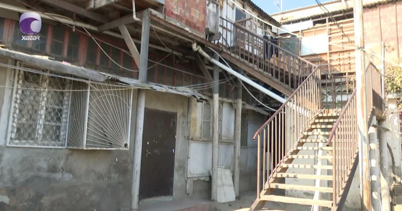 İki əsrə aid bina hər an çökə bilər Sakinlər TƏHLÜKƏDƏ VİDEO