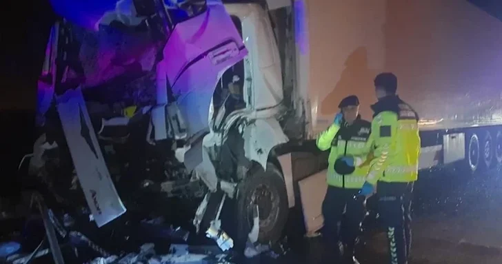 15 человек пострадали при столкновении грузовика и туристического автобуса в Турции