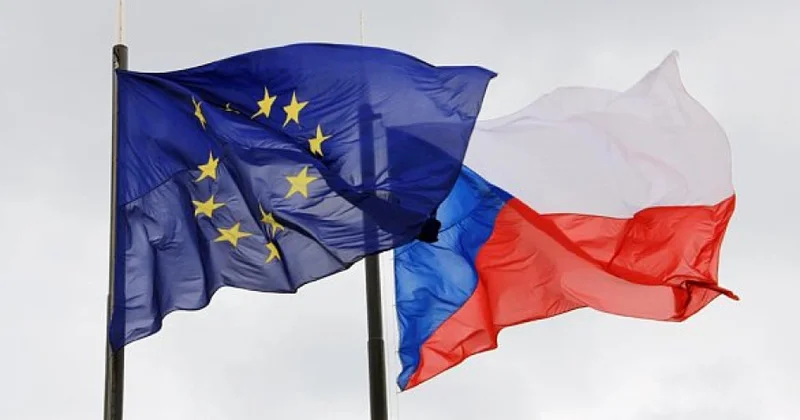 Çexlər dövlət binalarında xarici ölkələrin bayraqlarının asılmasını skeptik dəstəkləmirlər