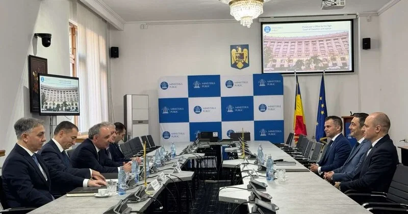 Kamran Əliyev rumıniyalı həmkarı ilə görüşüb