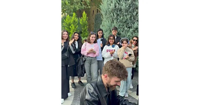 Известный блогер Эмилио Пиано сыграл в саду у Филармонии в Баку ВИДЕО