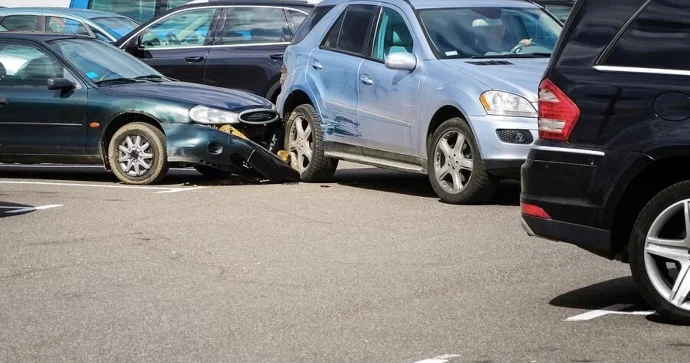 Parkinq zamanı sürücülərin etdiyi bu səhv qəzaya səbəb olur VİDEO