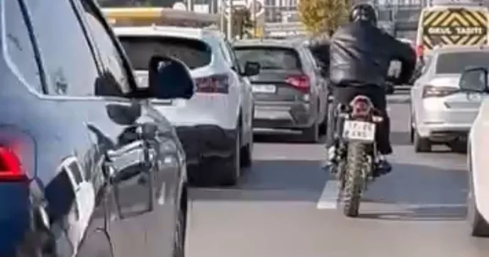 Motosikleti at kimi idarə edən sürücü kameralara yaxalandı ANBAAN VİDEO