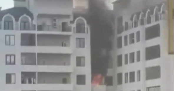 SON DƏQİQƏ! Bakıda çoxmərtəbəli binada YANĞIN VİDEO