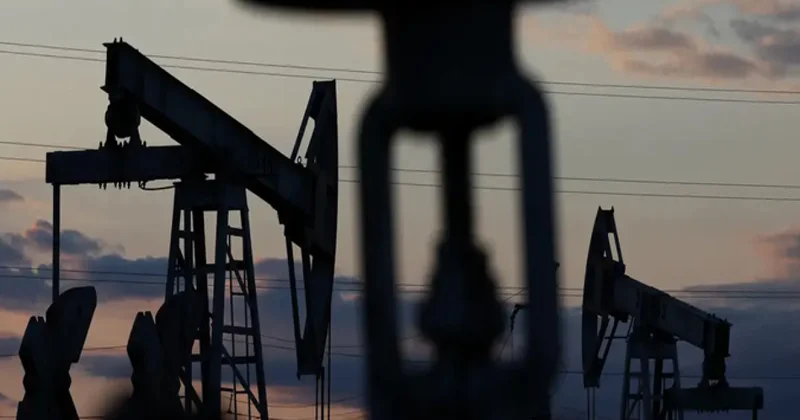 Доходы России от нефти рухнули на треть