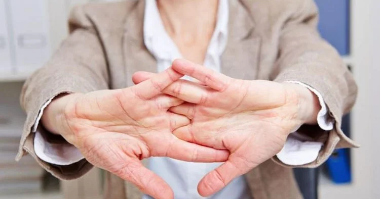 Barmaqları şaqqıldatmaq həqiqətən artritə səbəb olurmu..?