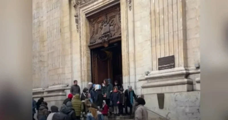 Во Франции десятки мигрантов спасаются от холода в церкви Minval Politika