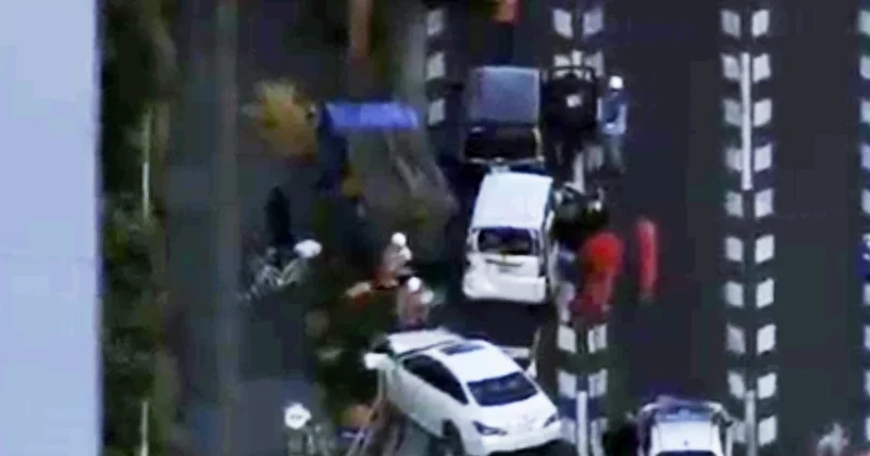 В Токио мужчина угнал авто из салона и на скорости сбил 12 человек