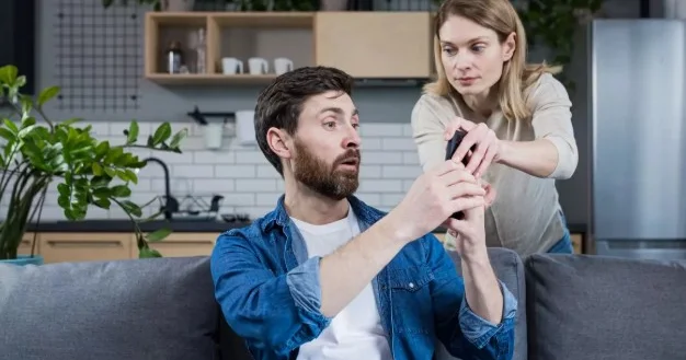 Kişilər niyə telefonlarını həyat yoldaşları ilə paylaşmaqdan çəkinir?