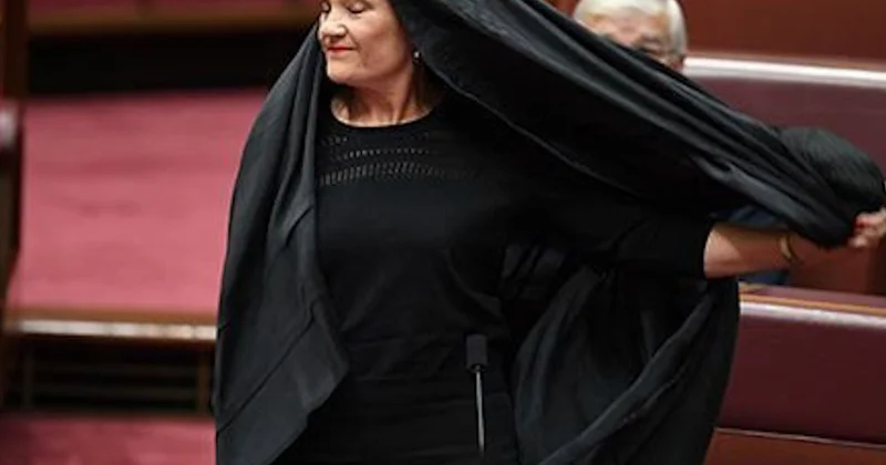 Avstraliyada ifrat sağçı siyasətçi parlamentin iclasında pərəncə geyinib