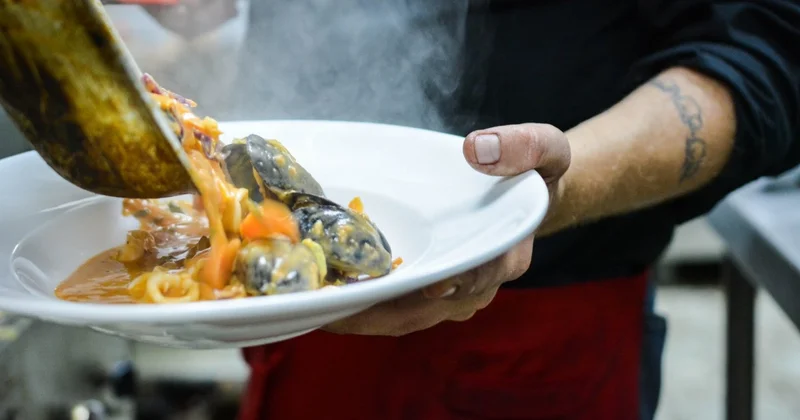 Aşpaz ayını qovaraq işinə başlayıb...