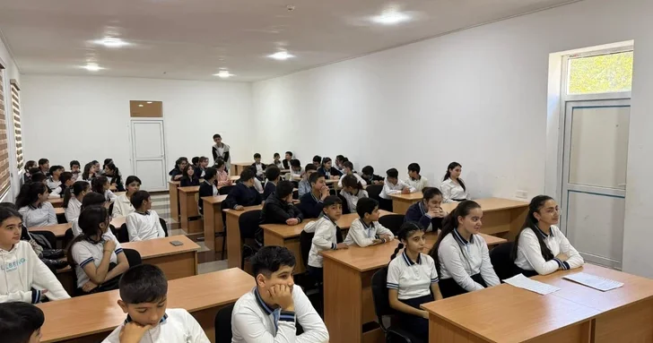 В Азербайджане завершился образовательный проект Правовой путеводитель школьника