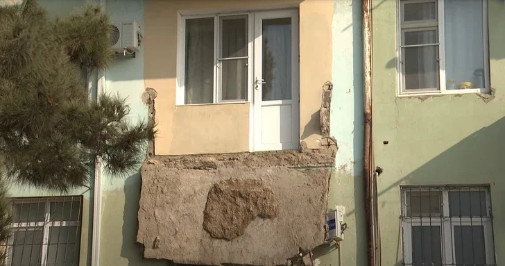 В Баку обрушение балкона привело к серьезным травмам пожилой женщины