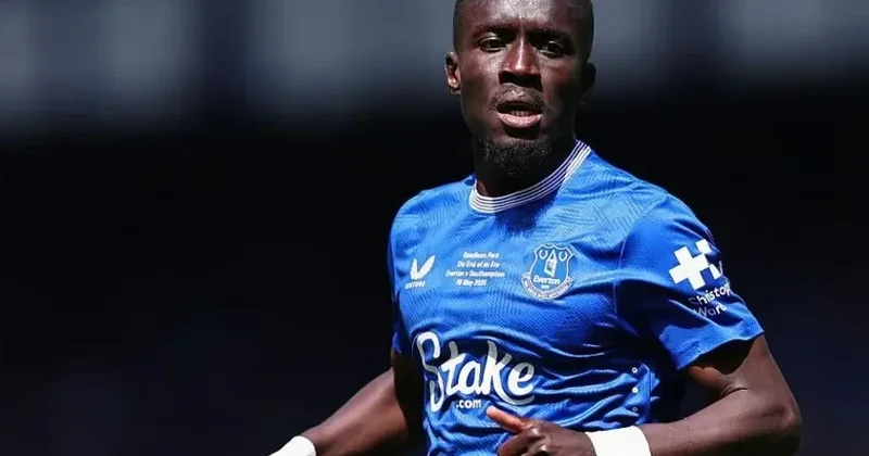 “Everton”un oyunçusu komanda yoldaşına qarşı kobudluğa görə qırmızı vərəqə alıb FOTO