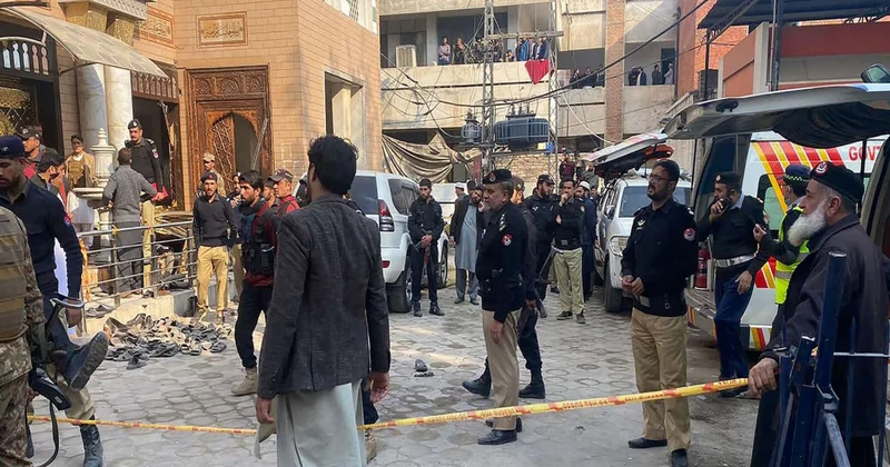 Pakistanda polis qərargahı hücuma məruz qalıb, ölənlər var