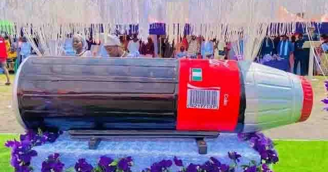 Nigeriyada 85 yaşlı qadın Coca Cola şüşəsi formasında tabutda dəfn edilib