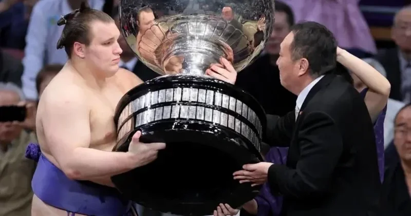 Украинец впервые в истории выиграл Императорский кубок Японии по сумо