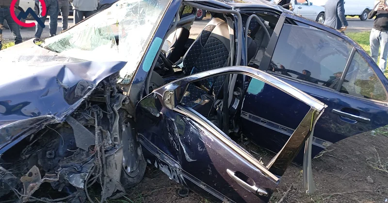 “Mercedes” dirəyə dəyib aşdı, sürücü yaralandı Fotolar