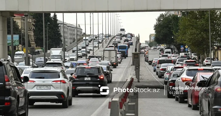 Движение транспорта затруднено на некоторых бакинских улицах и проспектах