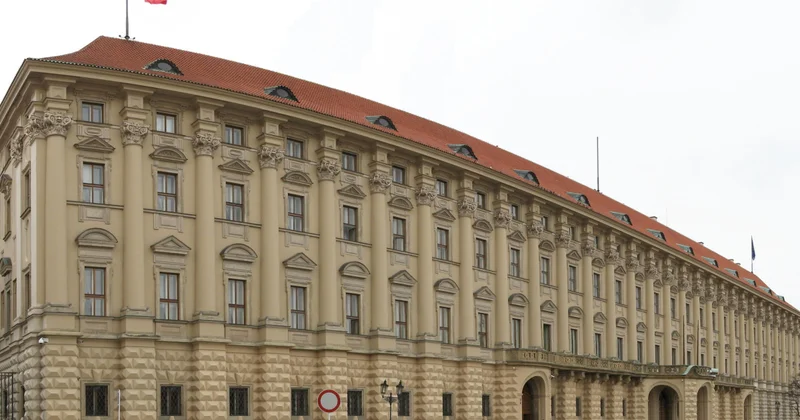 Чехов призвали уехать