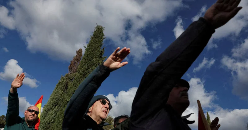 Испанцы стали приветствовать, как фашисты объектив