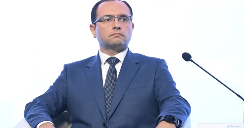 Nazir direktoru işdən çıxardı (FOTO)