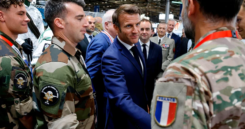 Макрон позовет молодежь в армию