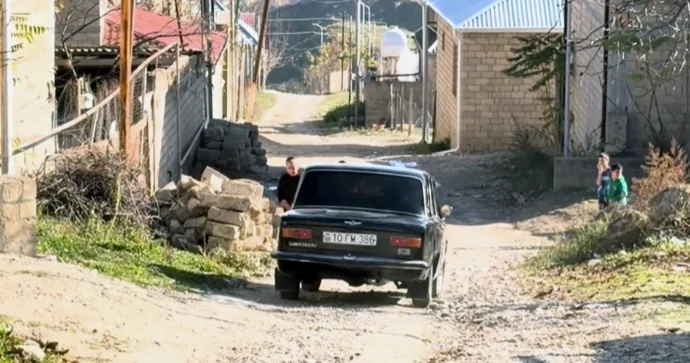 Palçıq evin içinə girib, belə yol olar?! Şamaxı sakini VİDEO