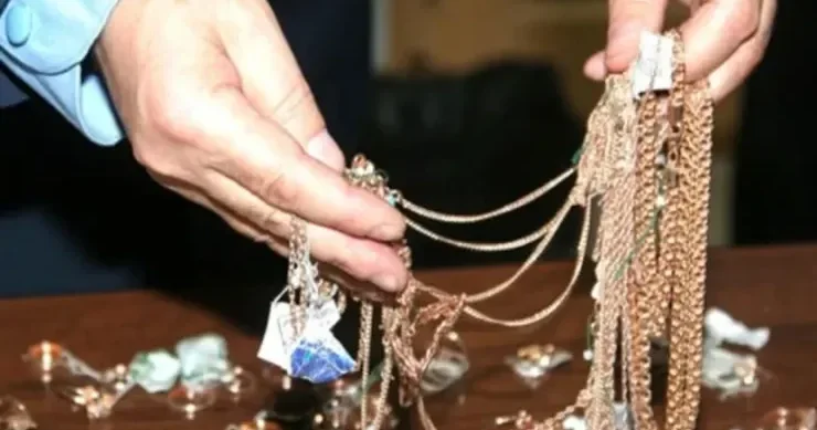 Bakıda 49 yaşlı oğru ələ keçdi: pul, qızıl və ...