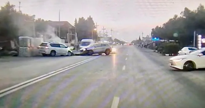 Bakıda “BYD”nin manevri qəzaya səbəb oldu: “Prado” və “Jeep” toqquşdu VİDEO