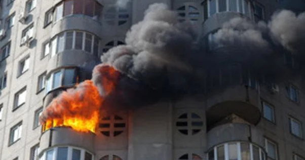 Bakı təhlükə ilə üz üzə Binalar bir bir alışır